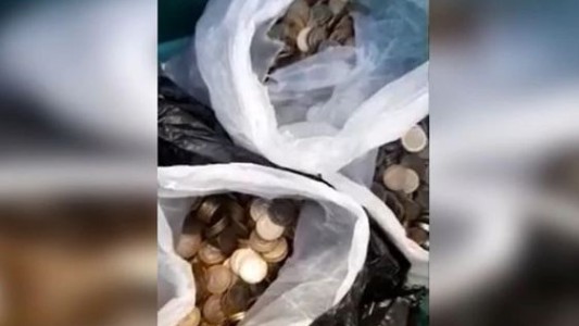Juntó 4 mil pesos en monedas, las vendió como metal y le pagaron más del doble: es un delito