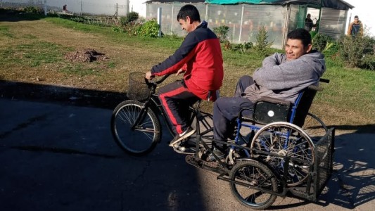 En la cárcel de San Nicolás adaptaron una bicicleta para que pueda pasear un niño con discapacidad