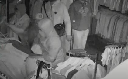 Video: cuarto robo piraña a un local de ropa de Villa Lugano