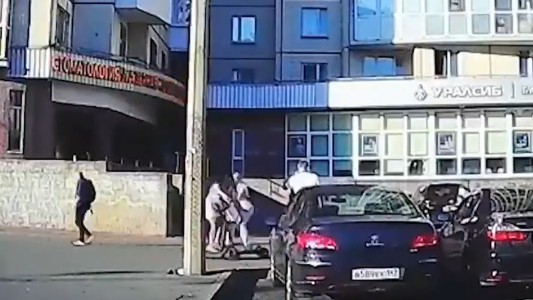 El momento en que dos chicas en monopatín chocan a gran velocidad y terminan en el hospital