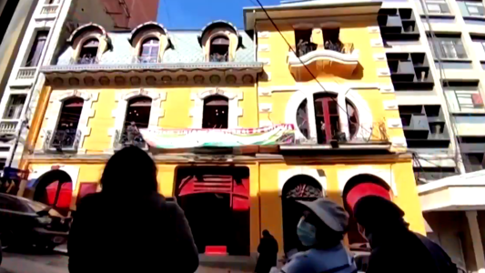 Desde balcones y veredas, los artistas bolivianos se las ingenian para entretener a los ciudadanos en pleno confinamiento