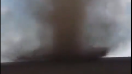 Un hombre se topó con un tornado y en vez de alejarse lo filmó