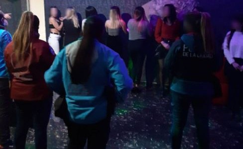 Desarticularon una fiesta clandestina con más de 100 personas en Flores y un karaoke chino en Belgrano