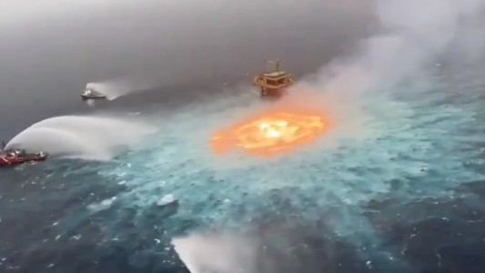 Una fuga submarina de petróleo provoca un gran incendio en las aguas del Golfo de México
