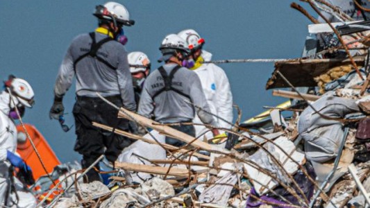 Un bmbero halló el cuerpo de su hija entre los escombros del edificio que se derrumbó en Miami