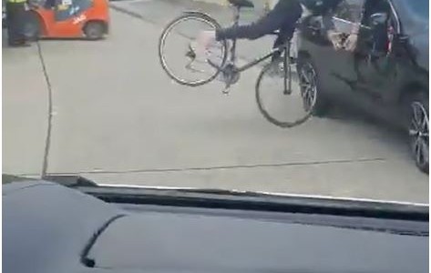 Discusión de tránsito termina con un ciclista accidentado contra un auto
