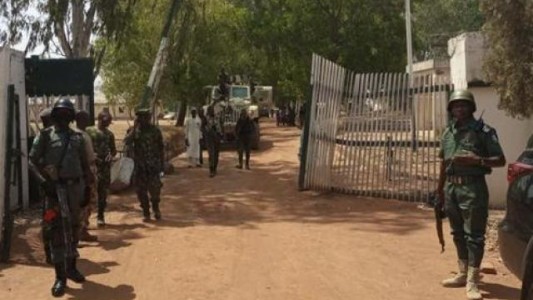 Grupo armado ingresó en una escuela y secuestró a 140 estudiantes en Nigeria