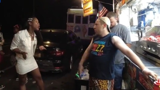 Asistentes a marcha LGBT golpean a un vendedor ambulante