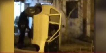 Rosario: Dos autos se incrustaron en pozos abiertos por Aguas Santafesinas