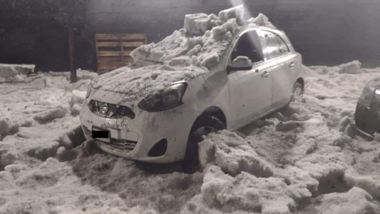Un hombre muere por hipotermia en su auto durante una fuerte granizada