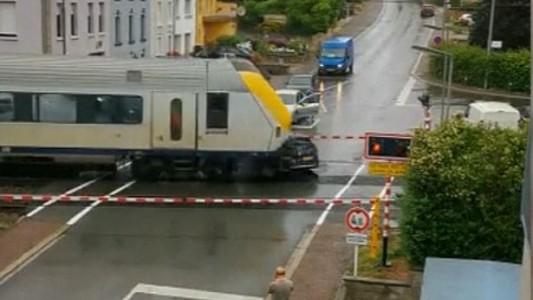 El momento en que un tren arrolla un auto que cruzó con las barreras bajas