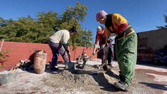 "Albañilas" argentinas ponen manos a la obra para derribar el machismo