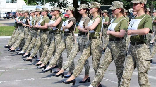 Críticas en Ucrania por el desfile de militares con tacones