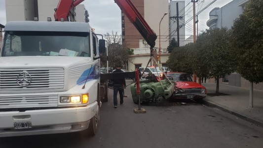 Llevaba una máquina industrial, se soltó y destrozó un vehículo estacionado