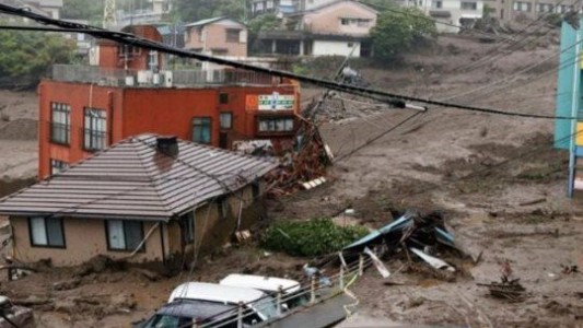 Buscan en Japón a casi 100 desaparecidos por los deslizamientos de tierra