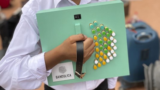 Crearon la "bandólica": un instrumento que facilita el estudio y el acceso al bandoneón