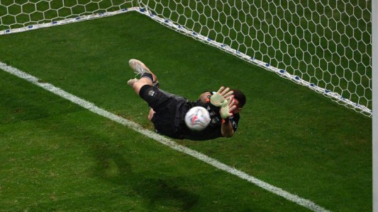 El polémico posteo de Javier Castrilli: "Dibu Martínez debió ser expulsado"