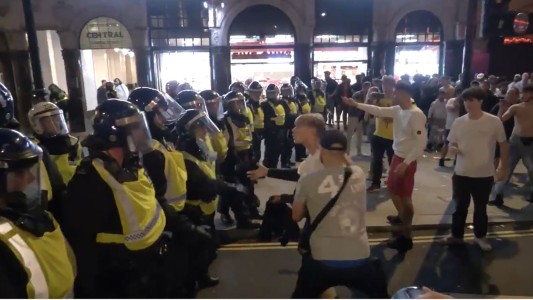 Violentos enfrentamientos entre hinchas y la policía luego del triunfo de Inglaterra