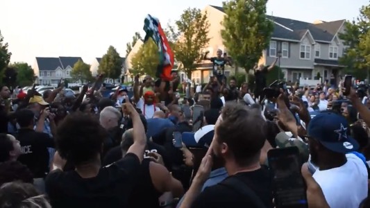 Racista insulta a sus vecinos y estalla una manifestación frente a su casa