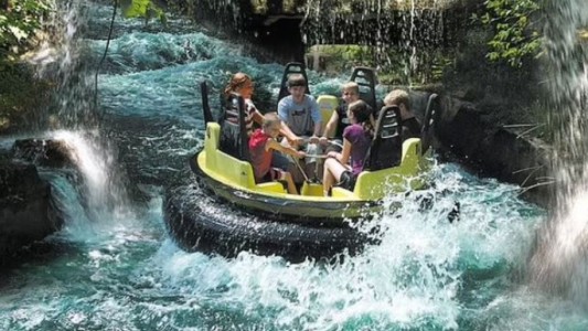 Se dio vuelta un bote en un parque de diversiones: murió un nene tras quedar atrapado con el cinturón de seguridad