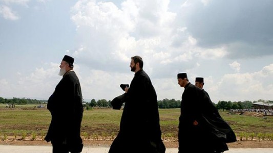 Grupo de sacerdotes niega la comunión a vacunados: creen que con la inyección entra el anticristo