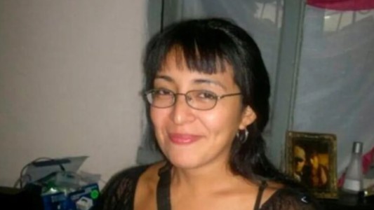 "Entró sigilosamente en la casa y la torturó": condenado por asesinar con un martillo a su ex frente a sus cuatro hijos