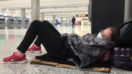 Varados: el Gobierno planea ir a un "cupo progresivo" de ingreso al país