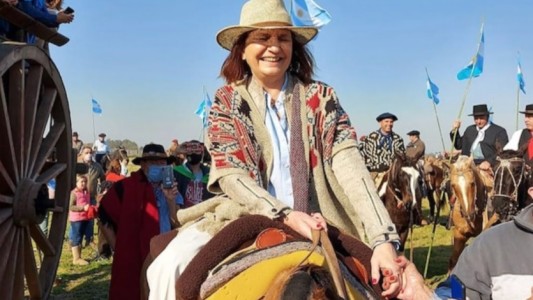 Protesta del campo en San Nicolás: Patricia Bullrich llegó a caballo