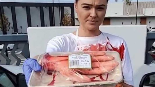 Quién es Tash Peterson, la activista vegana que desparrama sangre en los restaurantes