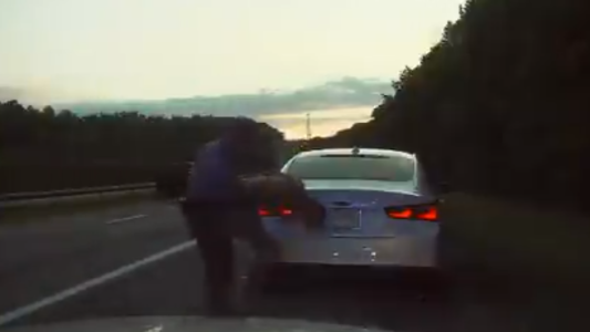 Se tragó una bolsa con marihuana para no ir preso, se ahogó y lo salvó el mismo oficial que lo detuvo