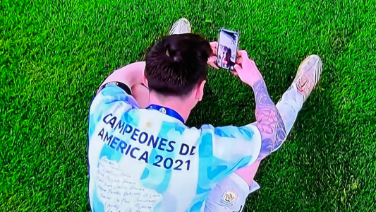 Apenas se consagró campeón en Brasil, Lionel Messi se tiró en el pasto e hizo una videollamada con sus hijos