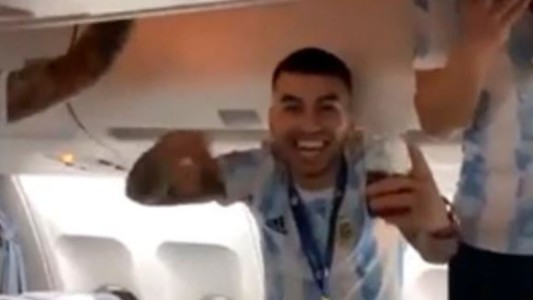 Los festejos de la Selección argentina en el avión