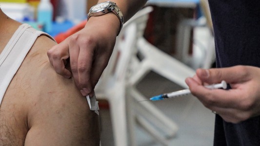 Israel anunció que comenzará a aplicar una tercera dosis de la vacuna de Pfizer contra el coronavirus