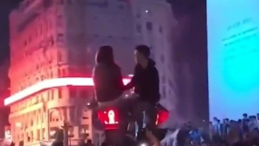 Un joven le pidió casamiento a su novia en medio de los festejos por el triunfo de Argentina y trepado a un semáforo