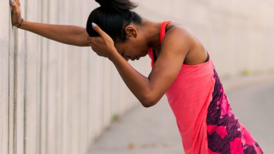 Afección cardíaca o falta de aire, los riesgos de volver a entrenar después de tener coronavirus