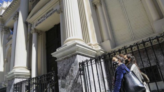 Nuevo torniquete sobre el mercado cambiario: el Gobierno busca reducir la dolarización