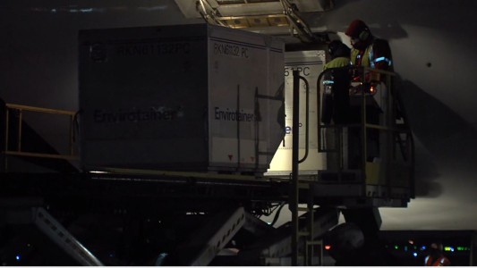 Así llegaban las dosis de AstraZeneca a Ezeiza