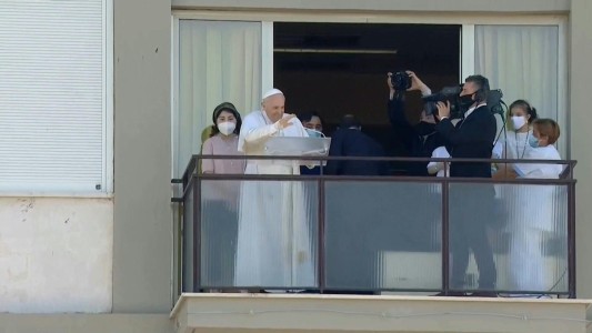 El papa continuará internado luego de ser intervenido hace nueve días