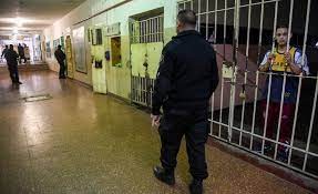 La Justicia platense ordenó a la Provincia vacunar urgente a presos en grupos de riesgo