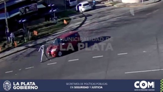 A lo carancho: se tiró arriba de un auto que circulaba por La Plata