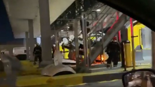Video: el momento del choque de dos autos en el peaje de la autopista Illia