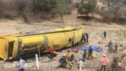 Al menos 24 personas murieron en Bolivia al caer un micro a un precipicio