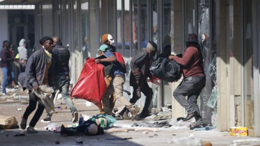 Al menos 32 muertos en saqueos y violentas protestas en Sudáfrica