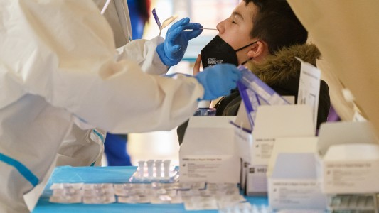 España superó los 4 millones de contagios de coronavirus y la incidencia se disparó por la variante Delta