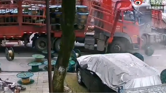 Un anciano camina por el medio de la calle y desata un caos en 3 segundos