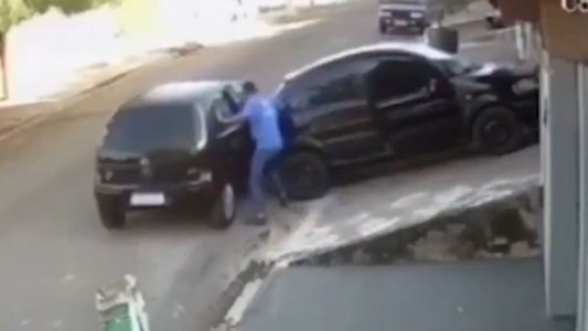 Insólito accidente termina con una auto estrellándose contra un árbol