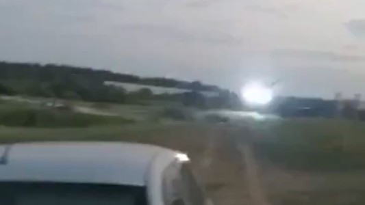 El momento en que un planeador choca contra un cable de alta tensión