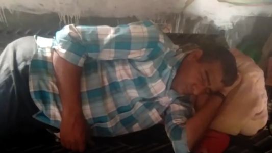 Un hombre sufre una extraña enfermedad que lo hace dormir unos 300 días al año