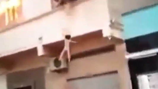 Dramático rescate de dos niños en medio de un incendio