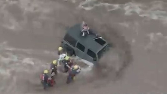 Así rescatan a una familia atrapada en medio de las inundaciones